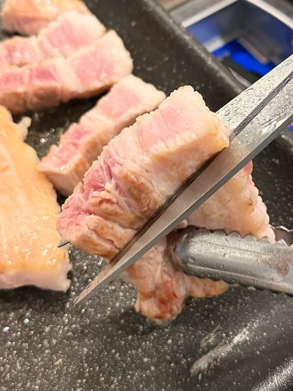 一片五花肉與白飯並放的餐桌