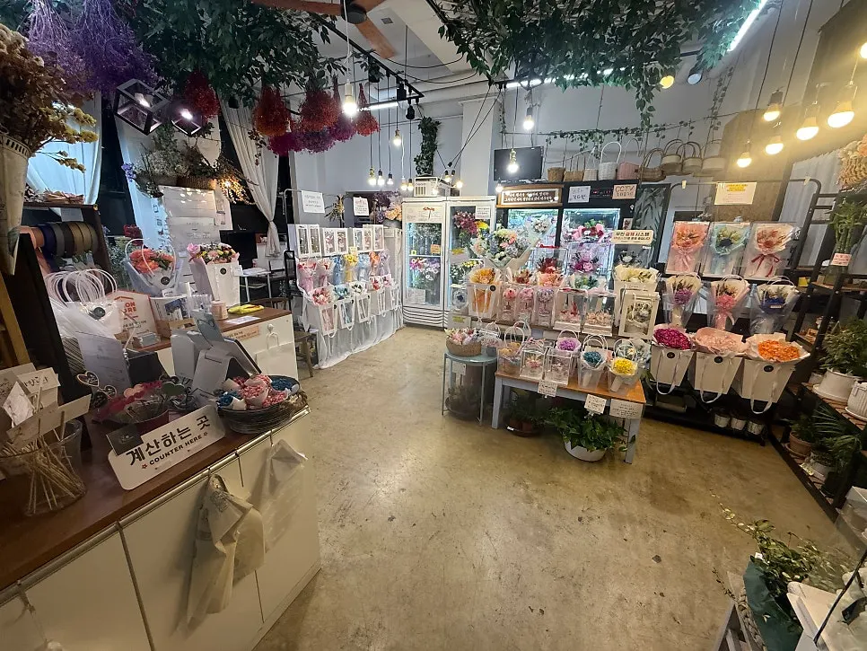 Exterior of Jeongjik Farm Flower, a flower shop in Dongtan