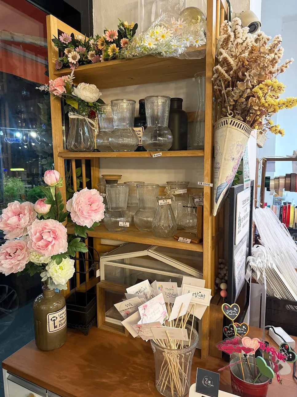 Flower shop items for a range of flower orders