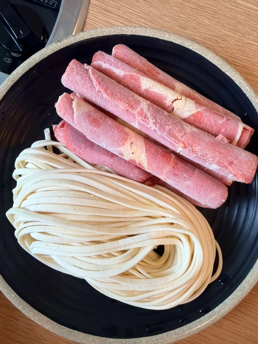野菜と牛肉が盛られたフグしゃぶしゃぶの構成
