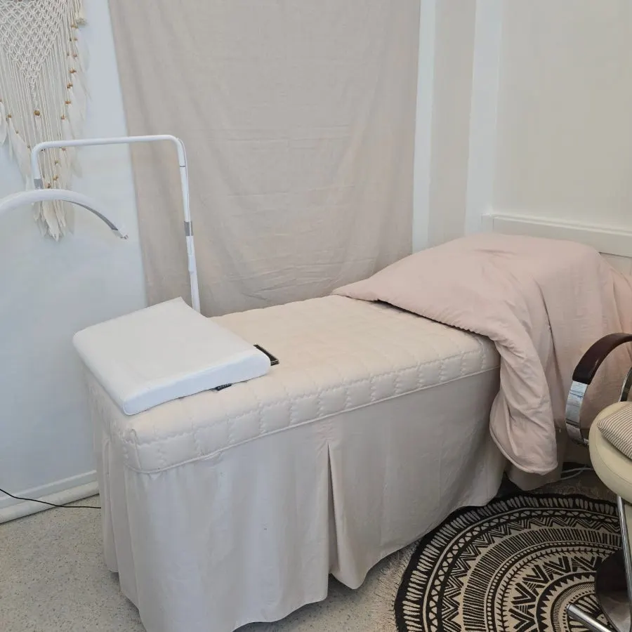 Cushioned bed used for the lash lift treatment