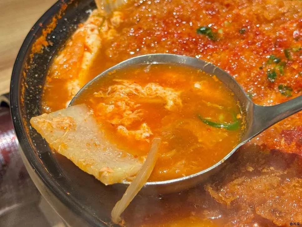 보글보글 끓는 묵은지 나베 국물
