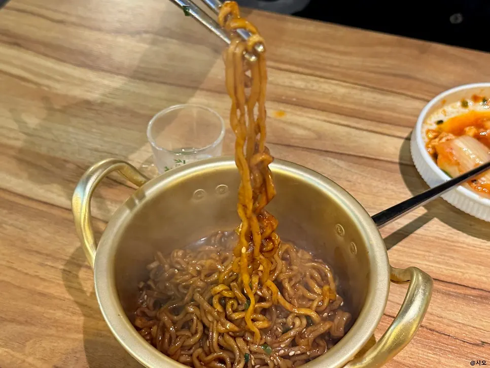 짜파게티 위에 파김치를 올린 모습