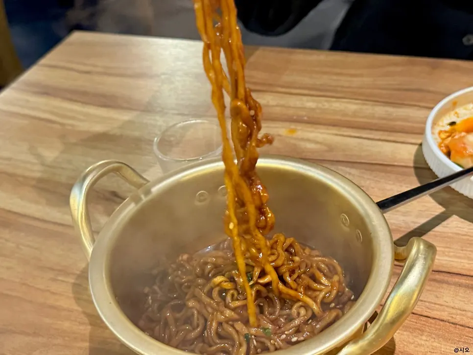 짜파게티 파김치 조합 클로즈업