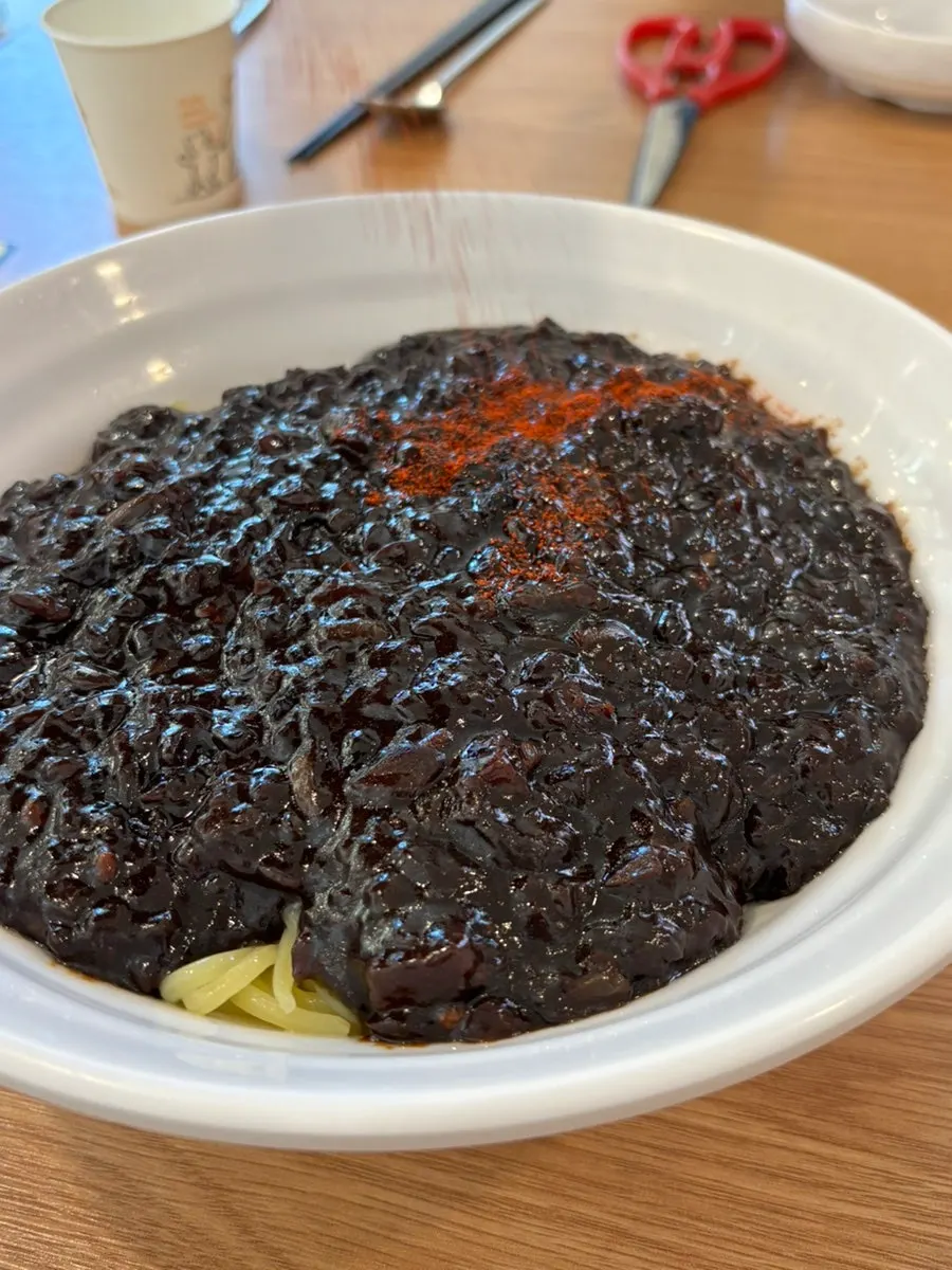 Large jajangmyeon piled high with chunjang sauce