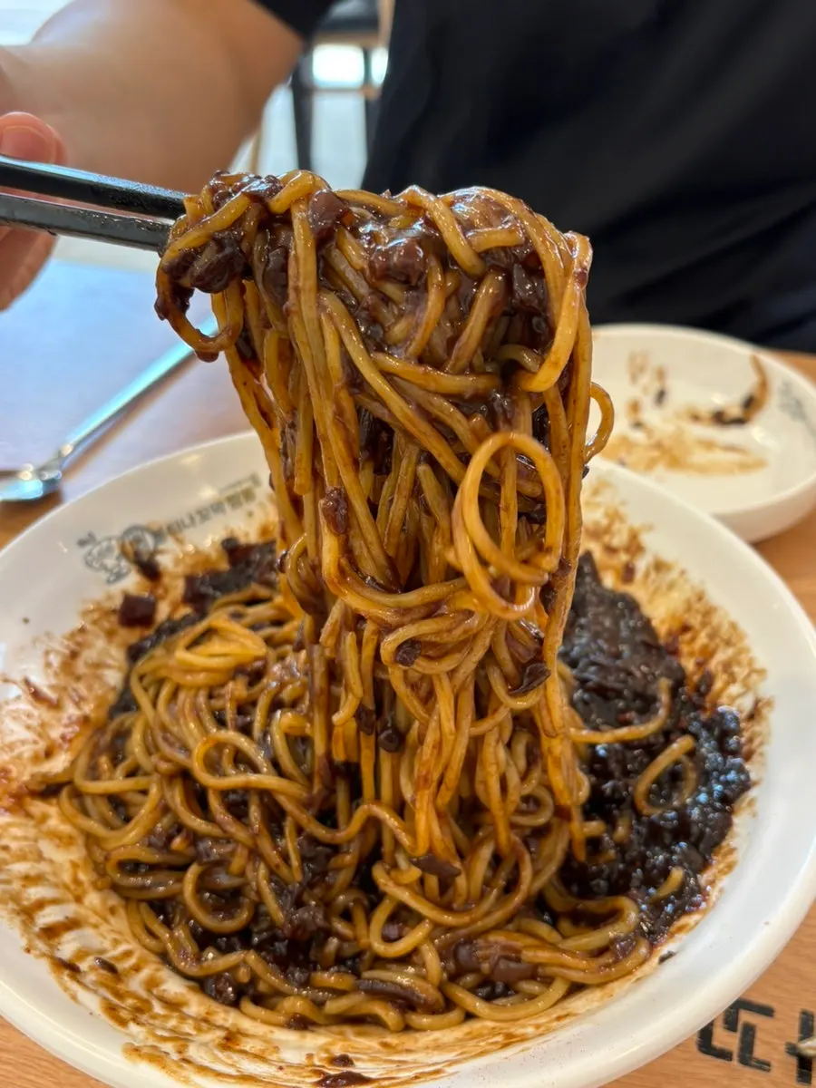 Jajangmyeon lifted up with chopsticks