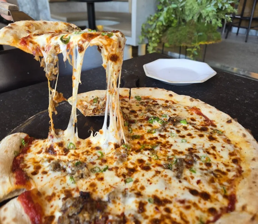 Cheongyang chili pepper bulgogi pizza