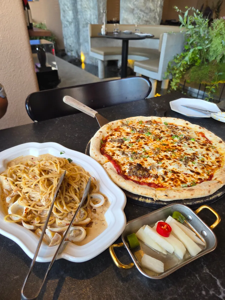 Pizza with cheese, bulgogi, and Cheongyang chili peppers