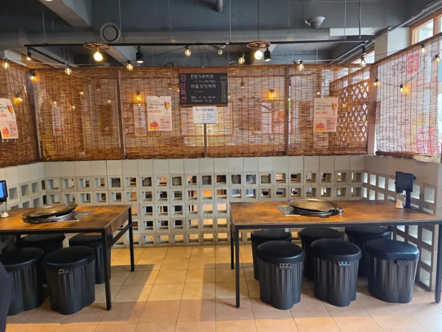 Interior of Gogigaondang with spacious tables