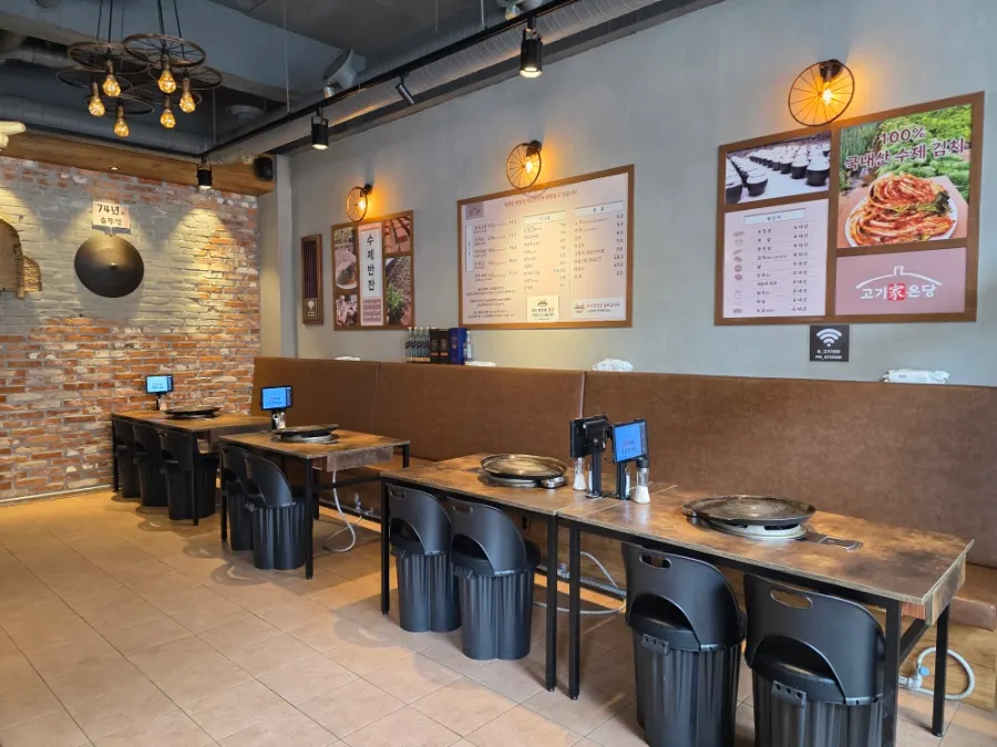Group dining seats separated by a partition at Gogigaondang