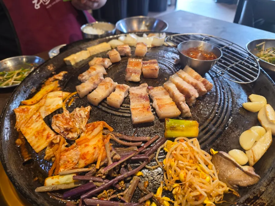 A piece of cauldron-lid pork belly wrapped in lettuce