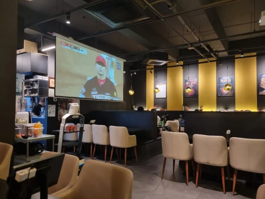 Inside Fix Chicken Dongtan Central Park Branch