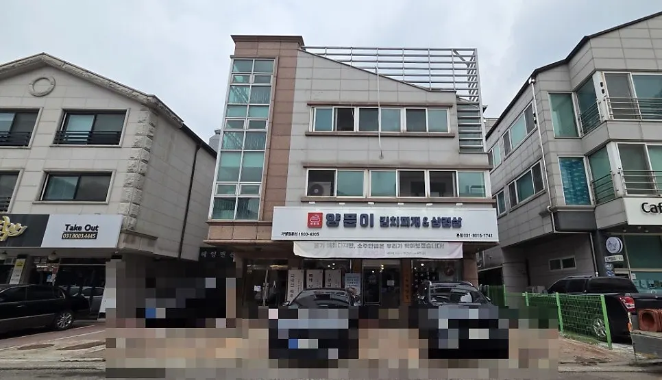 Restaurant building next to Gaenari Park with parking spaces out front