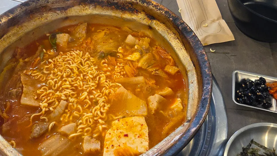 Ramyeon sari simmered in the kimchi jjigae