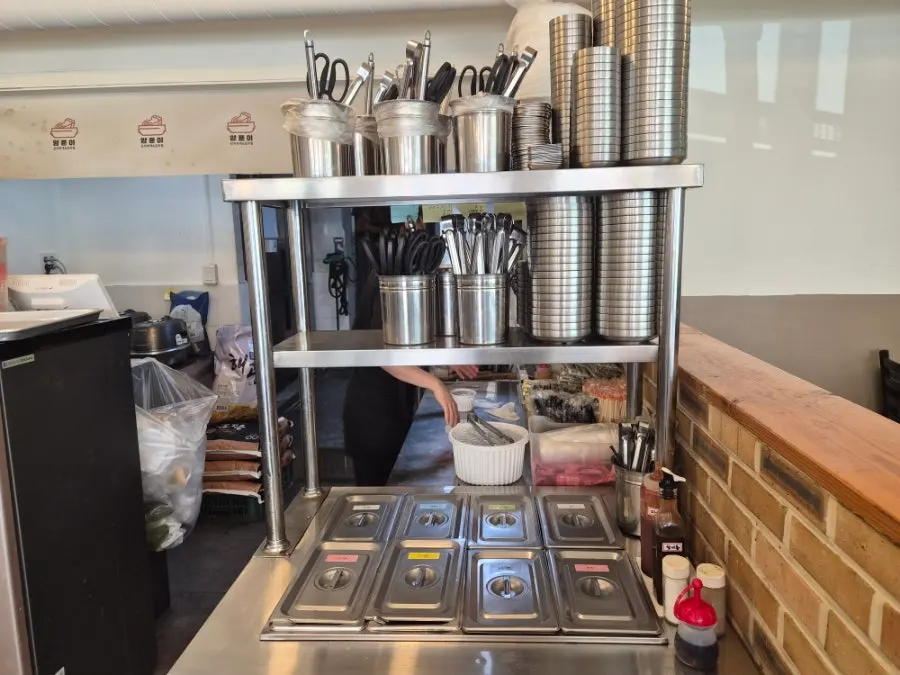 Self-serve side dish bar with covered containers