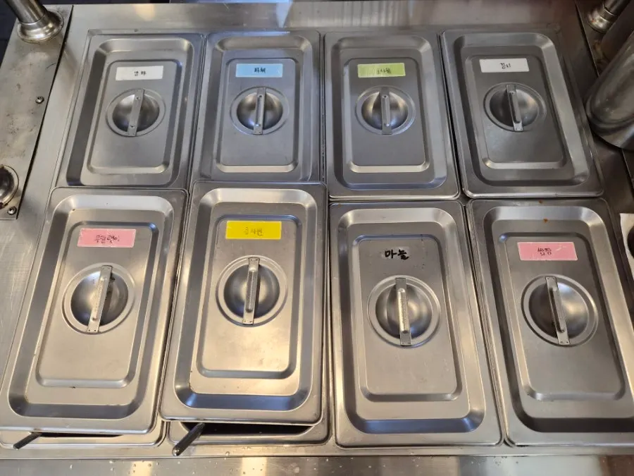 Side dish containers at the self-serve bar