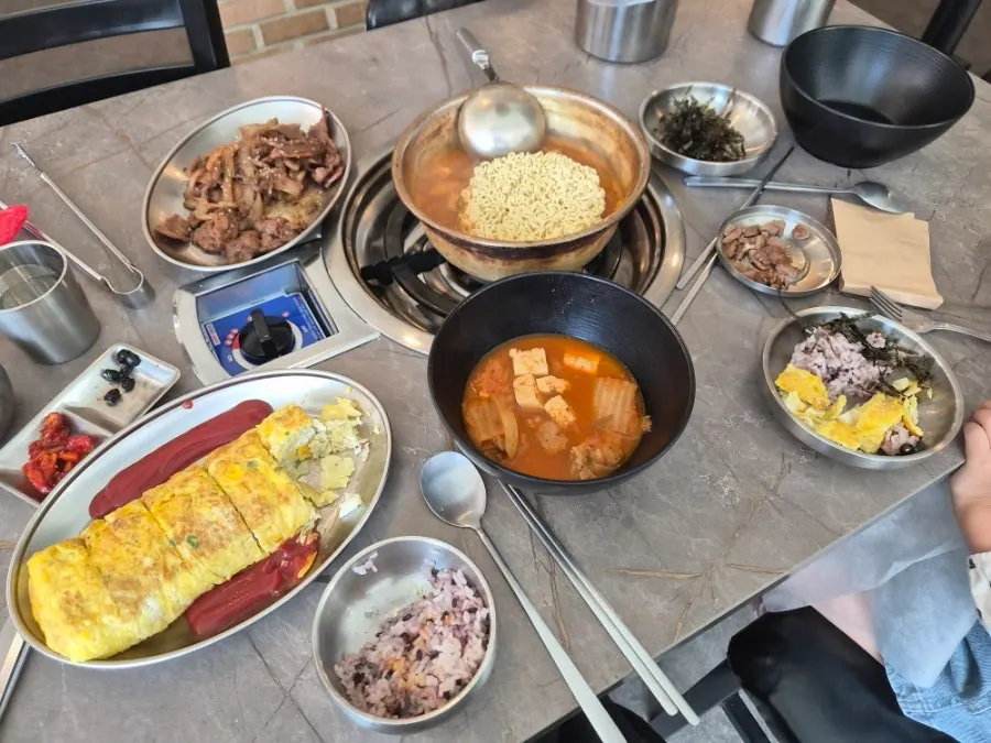Plate of braised soybeans and seaweed flakes among the side dishes