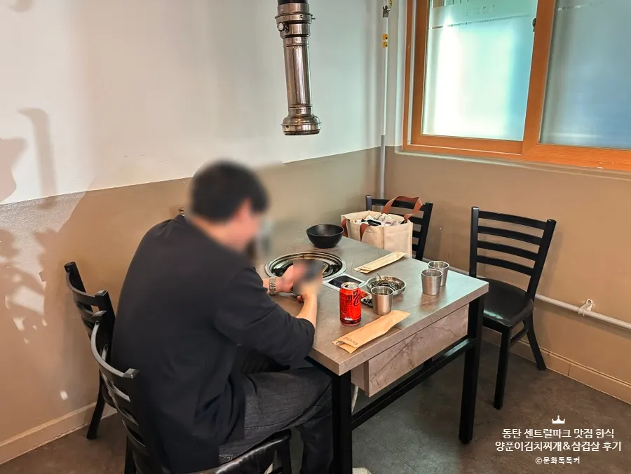 반층 위 좌석이 보이는 매장 내부