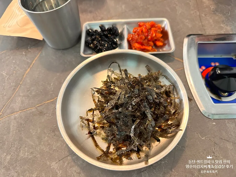 주문한 제로콜라 캔이 놓인 테이블
