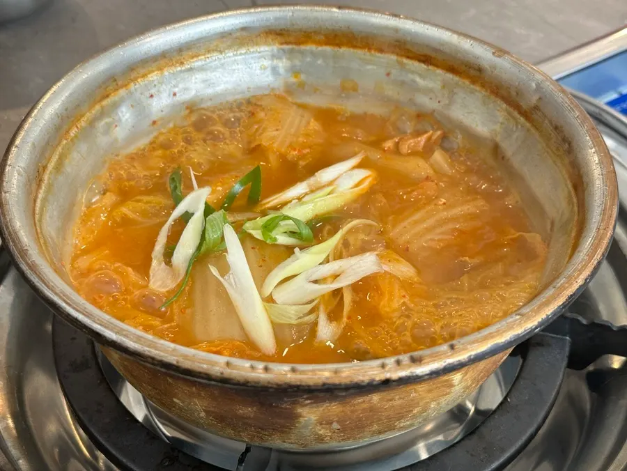 즉석에서 끓여 먹는 김치찌개 1인분