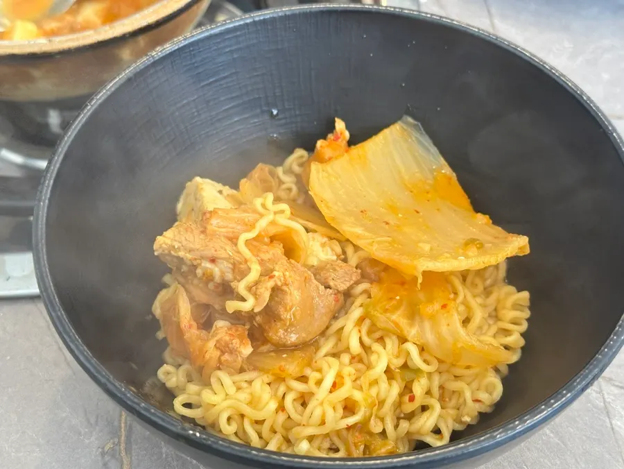김치찌개 라면사리를 건져 올린 모습