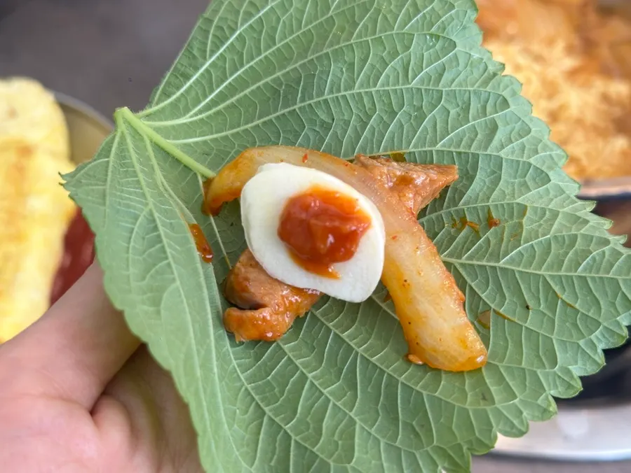 깻잎에 싸 먹는 두루치기와 흰밥