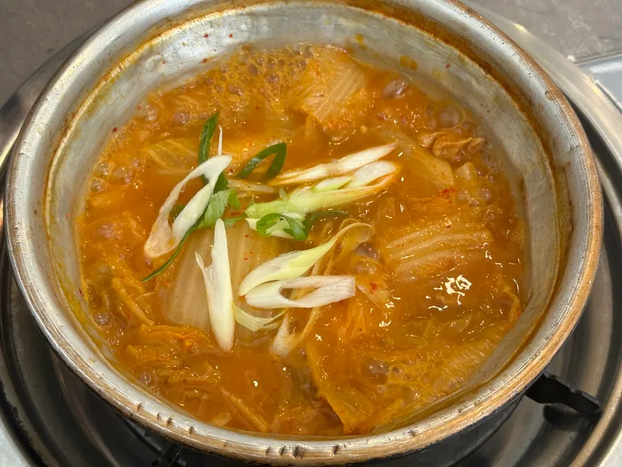 김치찌개와 두루치기가 함께 차려진 한 상
