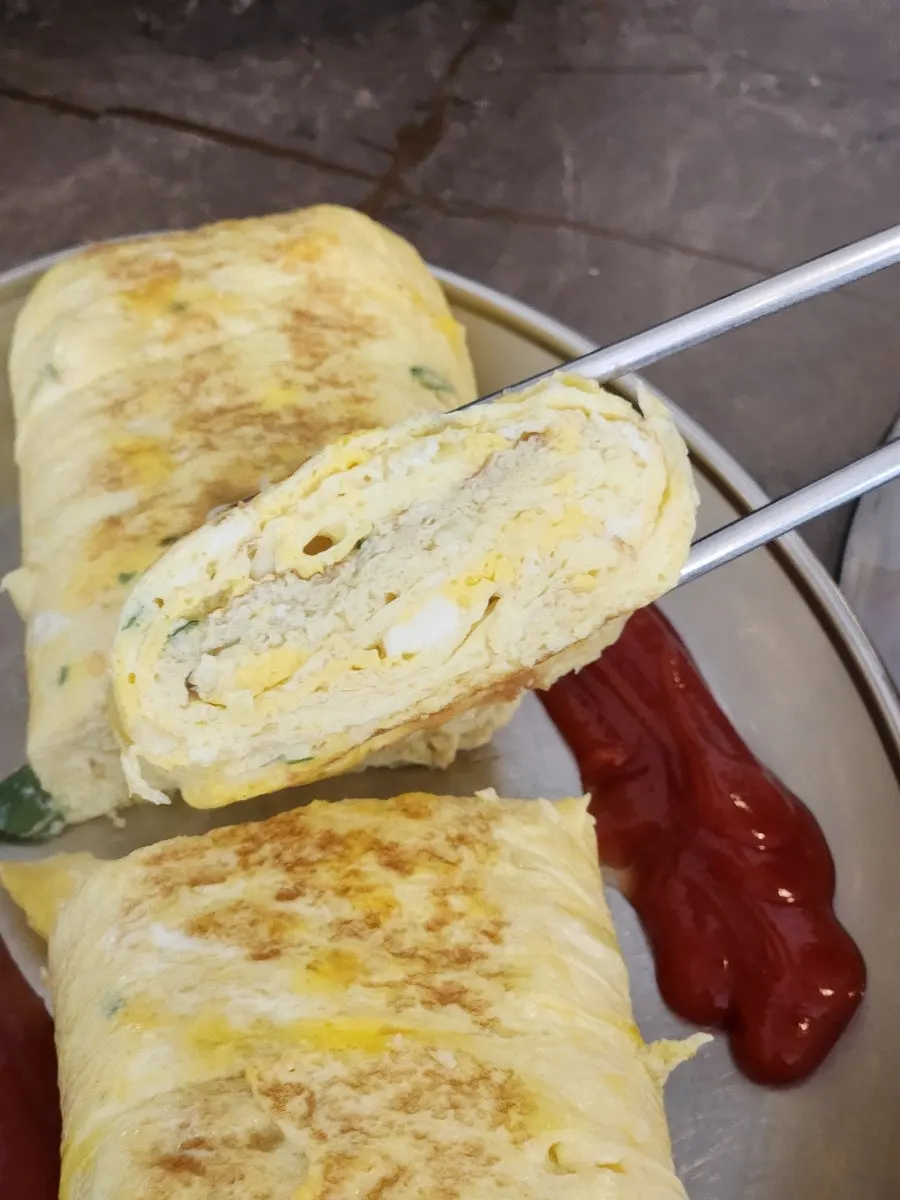 Cross-section of the moist egg roll