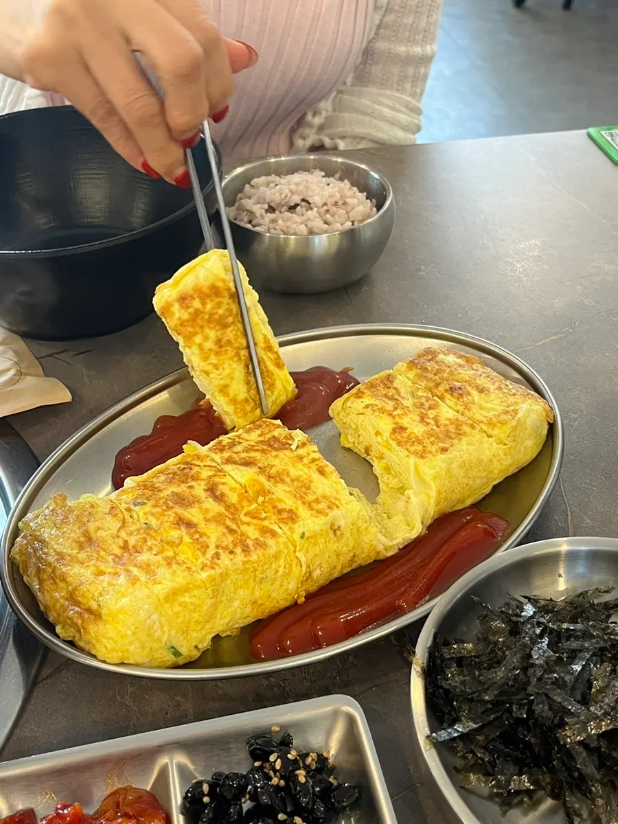 겉이 노릇한 계란말이 단면