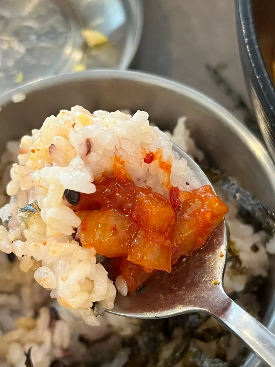 김치찌개 속 두툼한 돼지고기