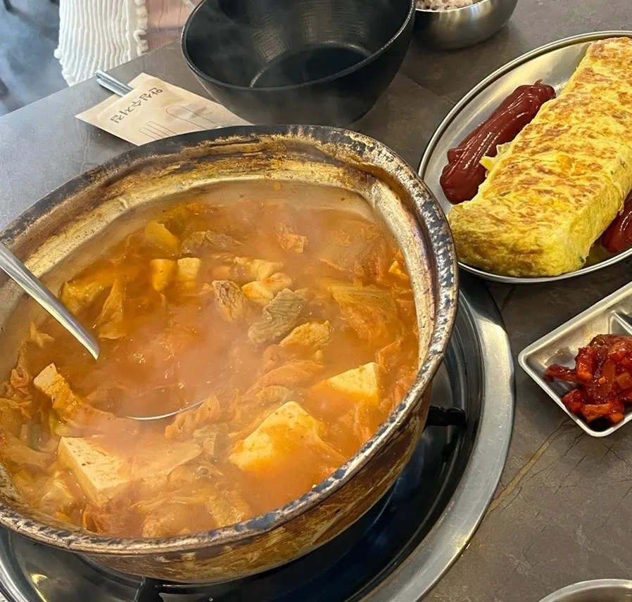 김치찌개와 밑반찬 한 상