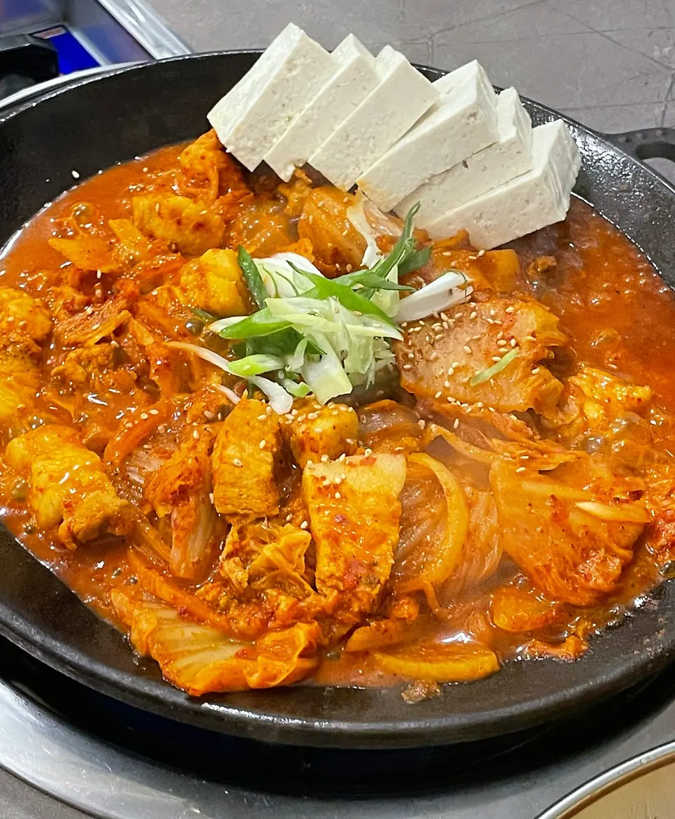 Table setting of the pork belly kimchi jjim set at Yangpuni Kimchi Jjigae & Samgyeopsal