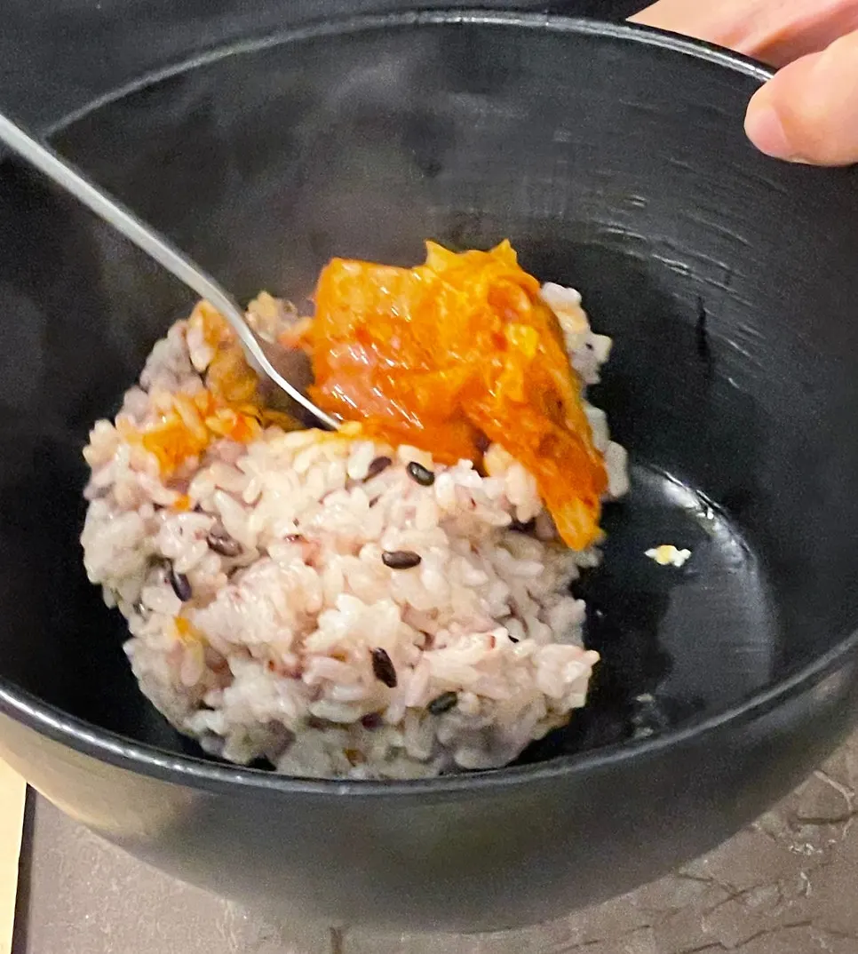 Rice bowl and kimchi jjim served together in the set