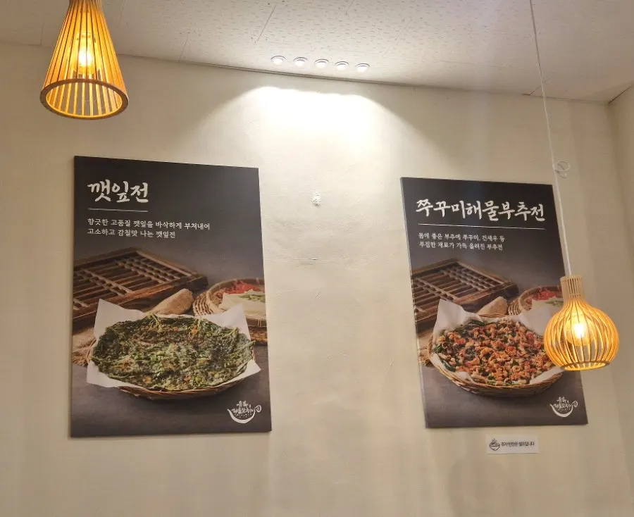 따뜻한 조명의 매장 내부 좌석
