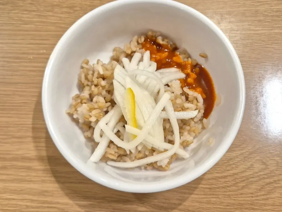 기본 찬으로 나온 보리밥과 무생채