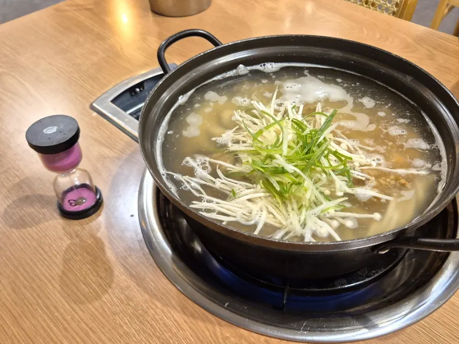 해산물이 가득 담긴 복해물칼국수 냄비