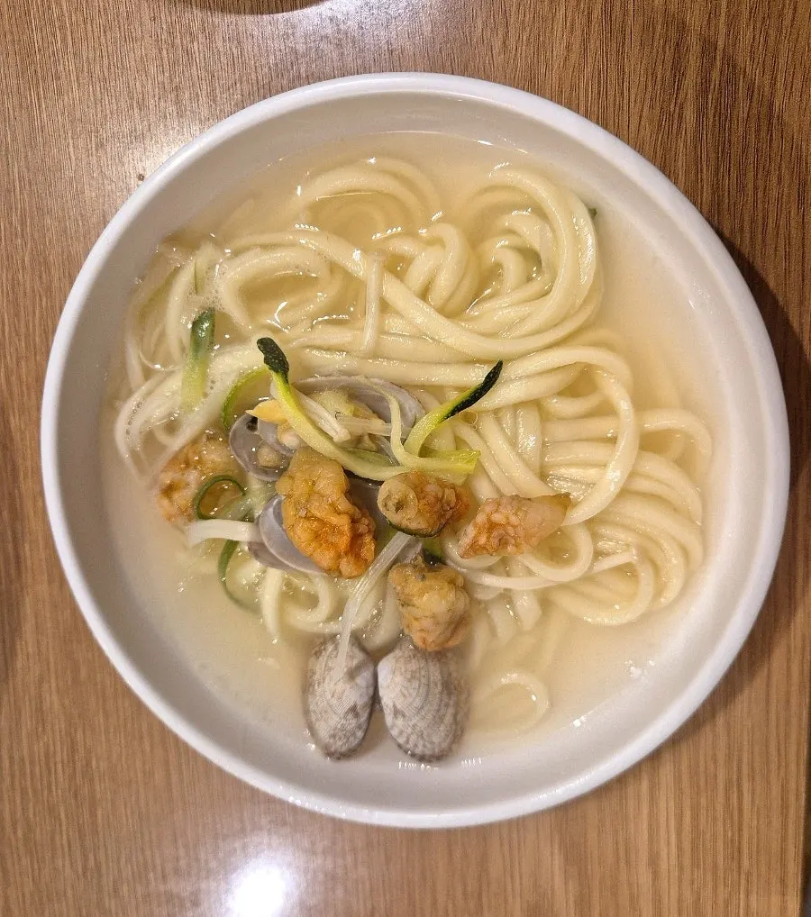 국자로 떠올린 복해물칼국수 면발과 국물