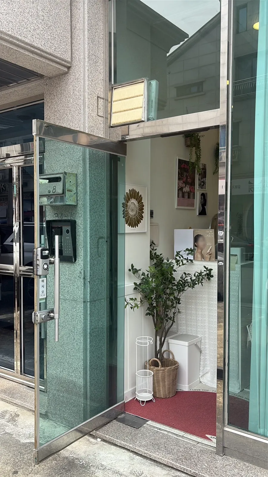 Exterior and sign of Moodmoa Lash & Brow in Bansong-dong