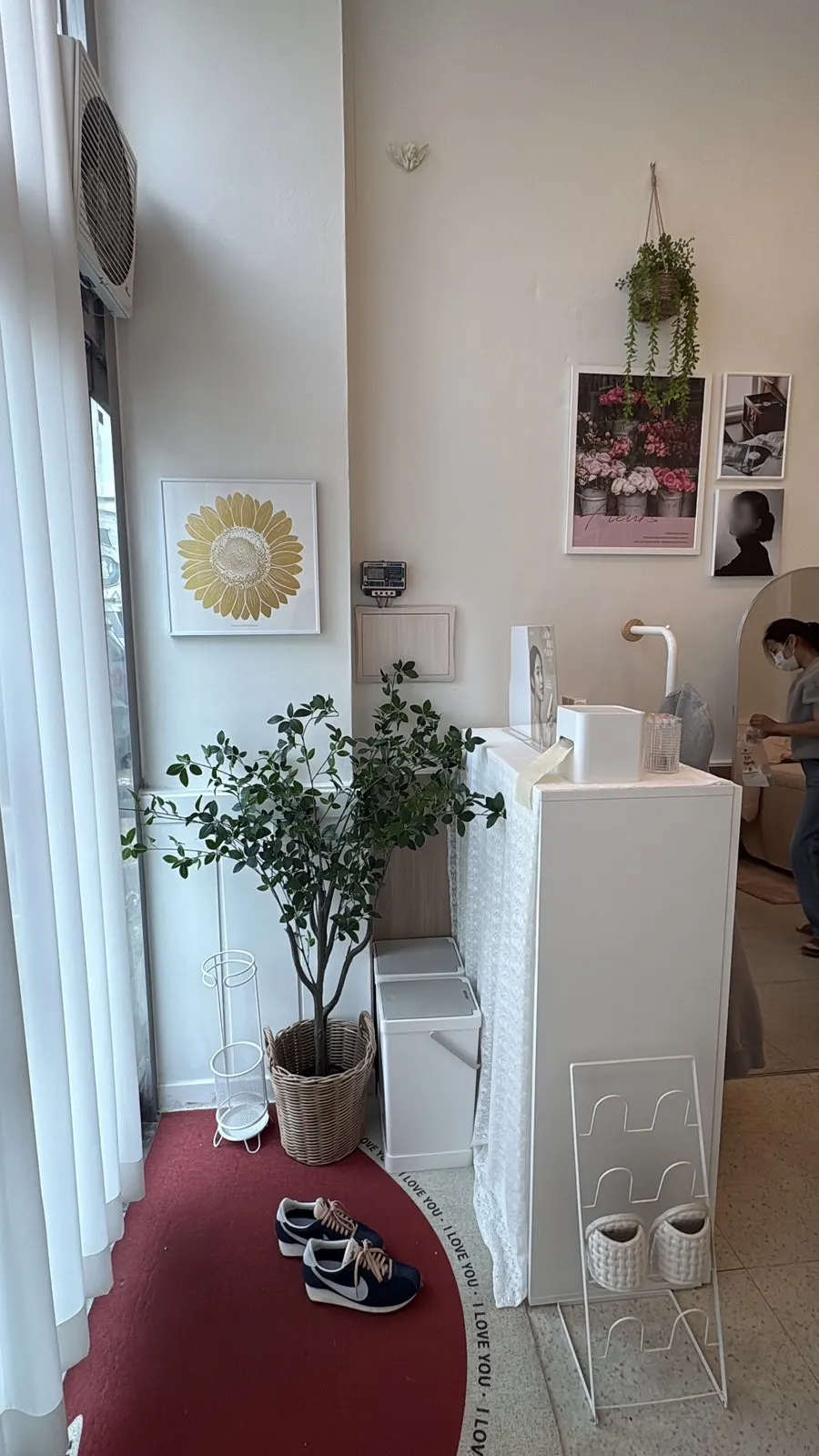 Interior of Moodmoa Lash & Brow with pink accents