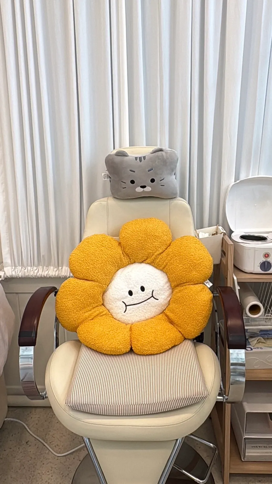 Lash treatment bed with a leg rest