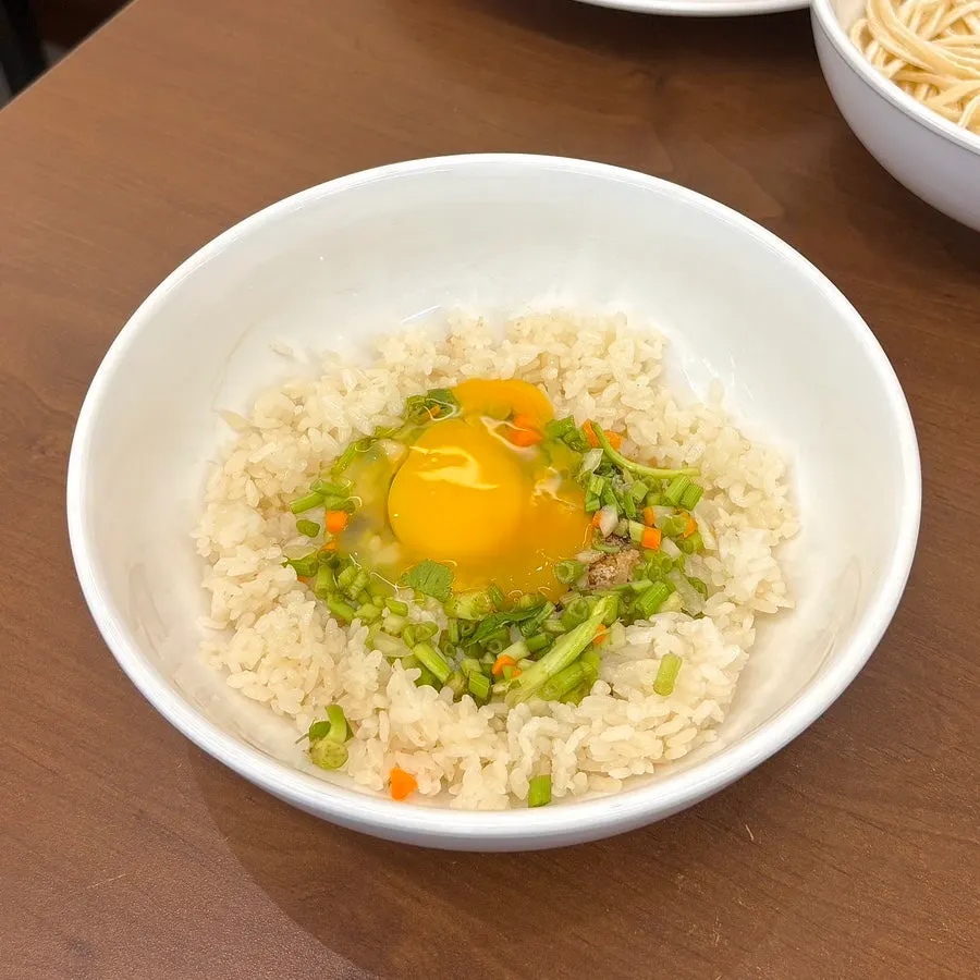 A bite of kalguksu topped with geotjeori kimchi