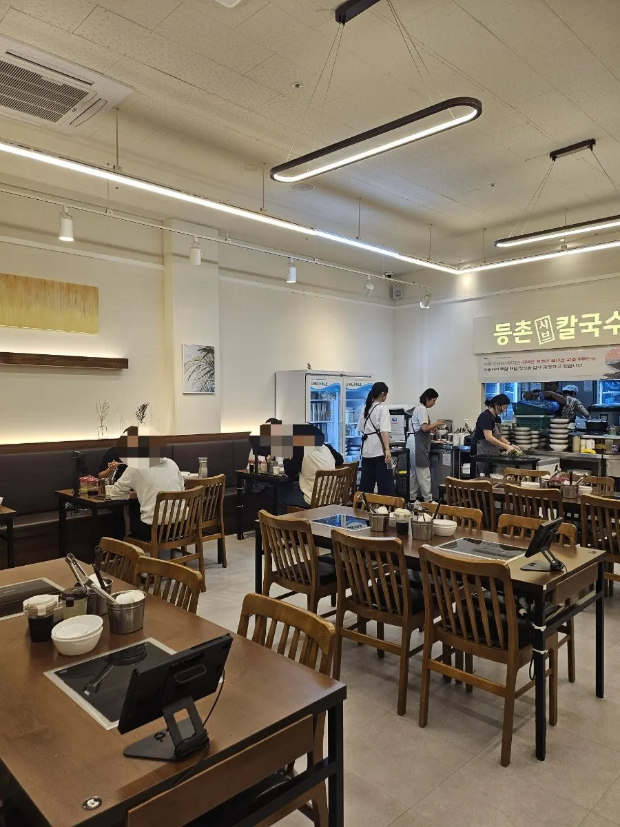 깨끗하고 쾌적한 등촌샤브칼국수 그랑파사쥬점 매장 내부