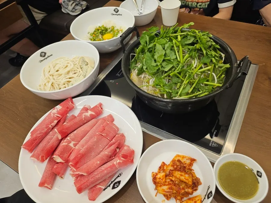 미나리와 숙주가 수북한 소고기 샤브샤브 접시