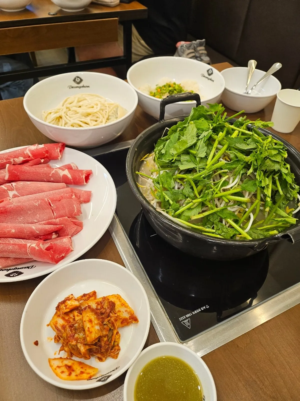 버섯과 미나리가 담긴 맑은버섯칼국수 냄비