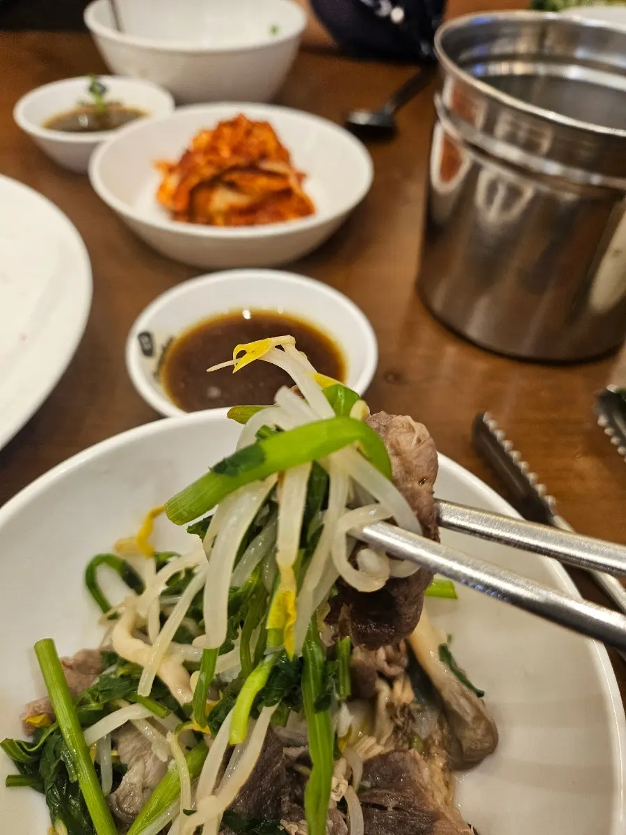 국물이 진해진 냄비에 추가한 소고기