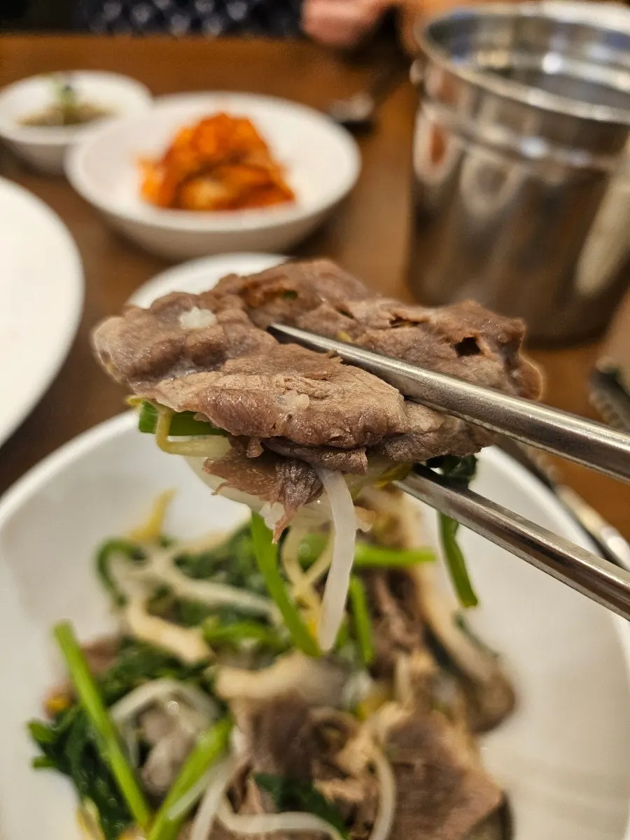 끓고 있는 맑은버섯칼국수 냄비