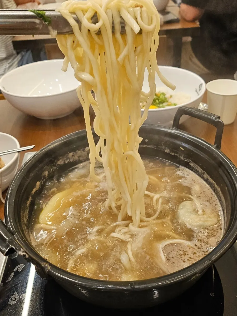 진해진 국물에 넣은 쫄깃한 칼국수면