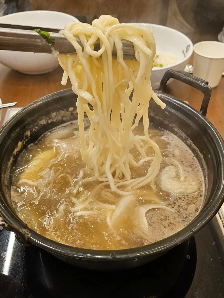 앞접시에 덜어 놓은 샤브 칼국수