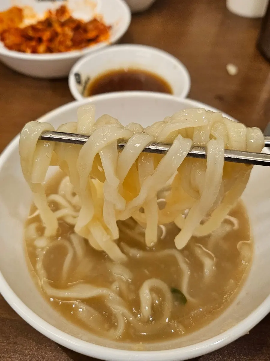 젓가락으로 들어 올린 칼국수 면발