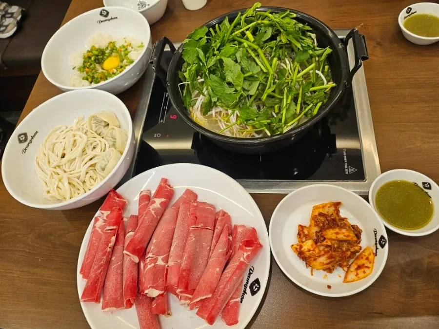 셀프로 끓여 마무리한 죽과 김치